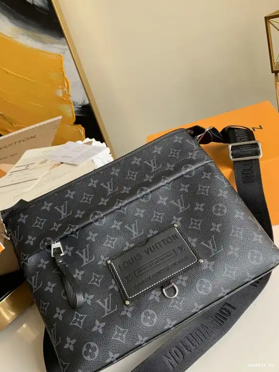 WIS LOUIS MESSENGER VUITTON BAG 0513